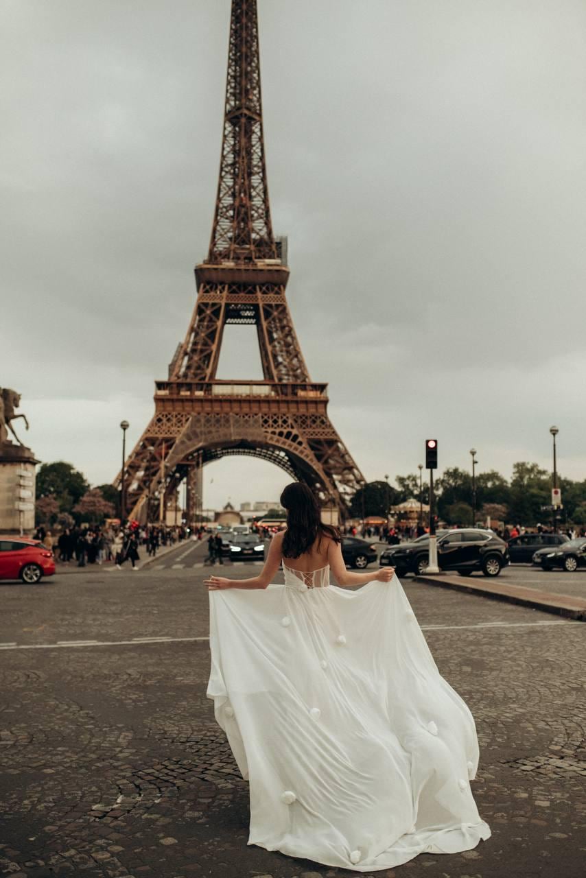 Strapless Chiffon Wedding Dress with 3D Floral Appliqués, Bridal White Dress Flowing Train, Romantic Engagement Gown